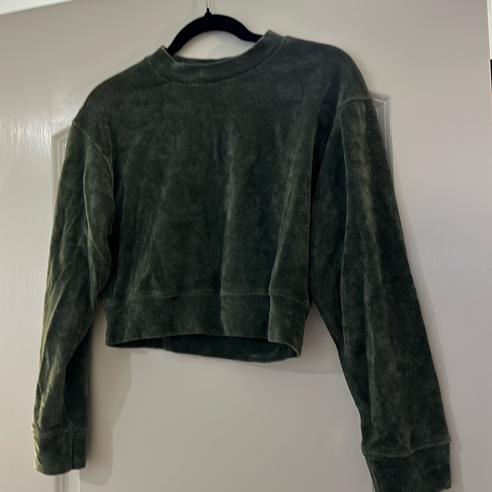 NOIZE “Tabitha Velour Sweatshirt”